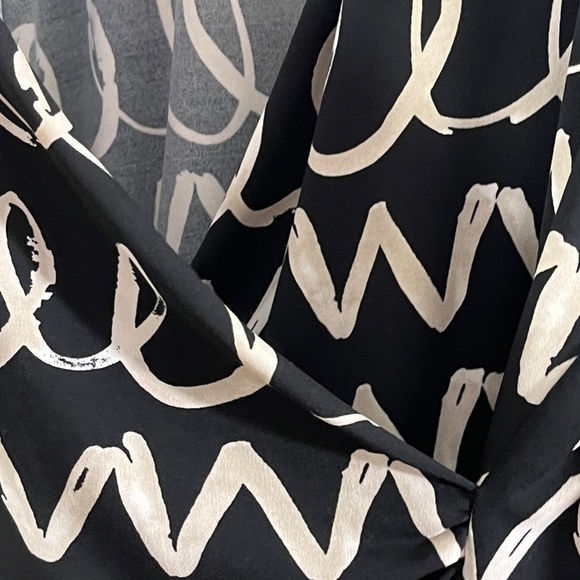 Chicos Chic Top L Black Faux Wrap Chevron Artsy Mature Neutral Resort Classic - Picture 6 of 12